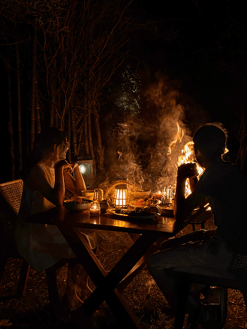 Bush dinner by firelight at Madhuban Eco Retreat, Ratapani